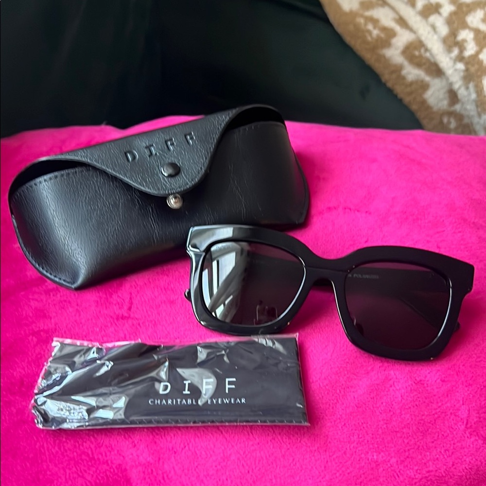 DIFF Carson Black Sunglasses
